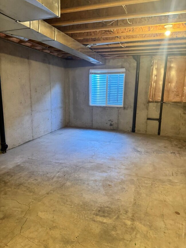 Building Photo - Charming 5 Bedroom