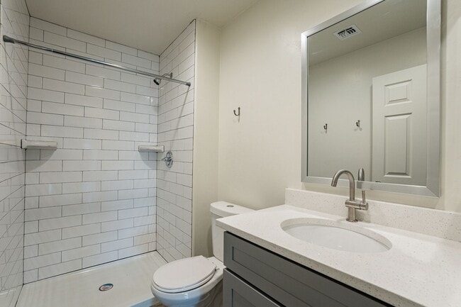 Building Photo - 720-722 E 8th St