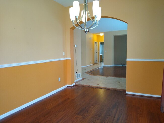 Building Photo - Super 2 Bedroom 2 Bath Townhome with 2 Car Garage Near Aurora Hills Golf Course
