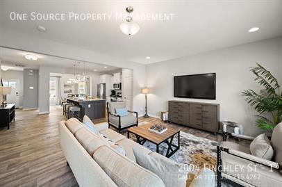 Building Photo - 2004 Finchley St