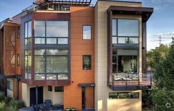 Building Photo - Gorgeous Luxury Townhome