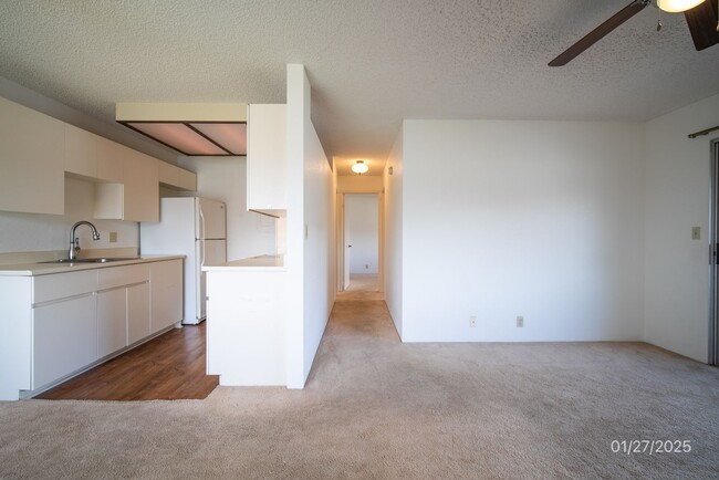 Building Photo - 2BR/1BA Townhouse (Upstairs unit) in Hikin...