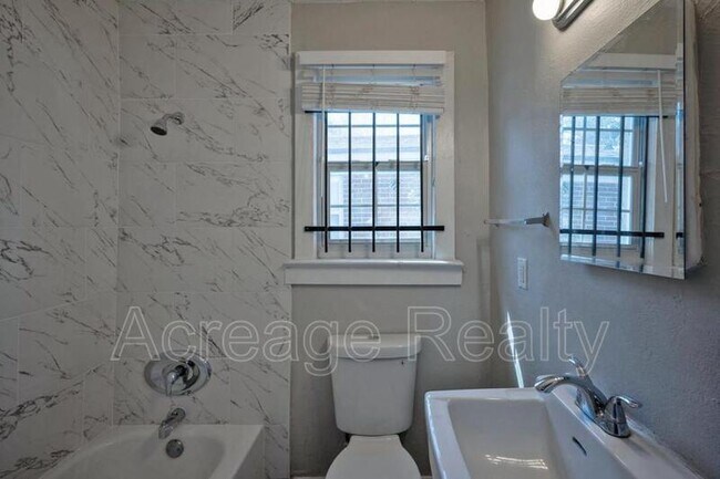 Building Photo - 2036 W 11th St
