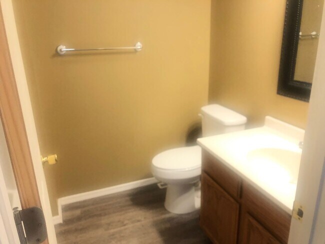 Building Photo - Great 2 BR 4 bathroom townhouse in Bloomin...