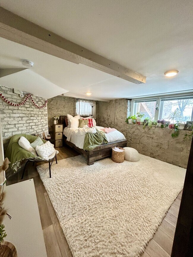 Building Photo - 1719 E 5th St