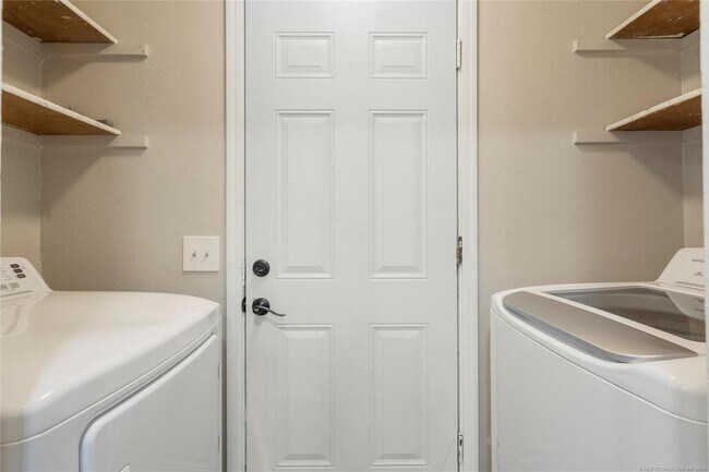 Building Photo - 417 W Birmingham St