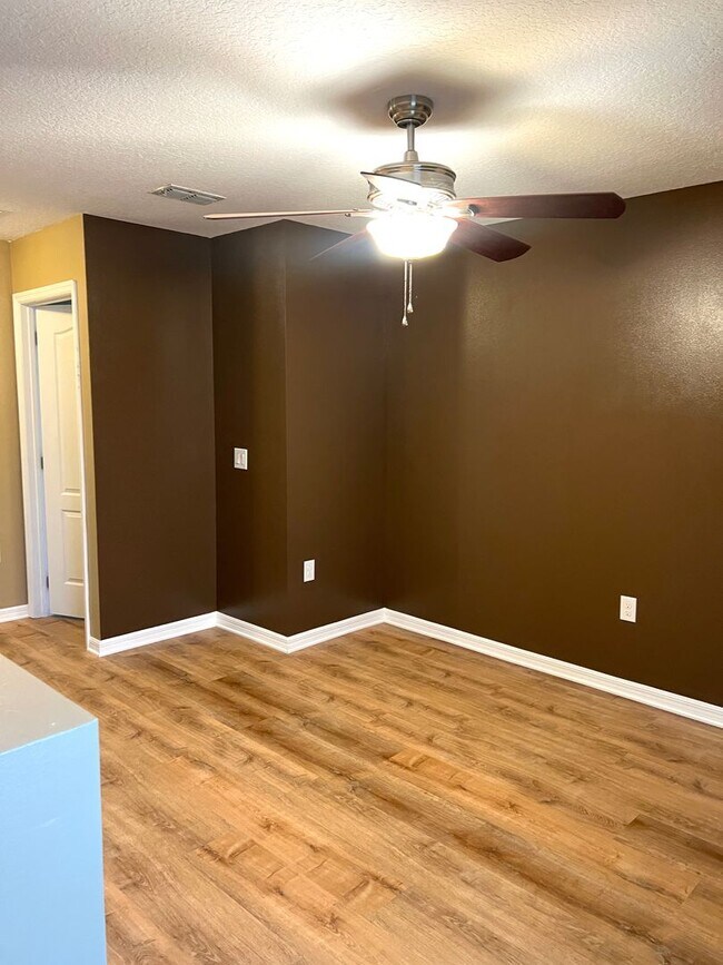 Building Photo - 3/2 with fenced in yard!