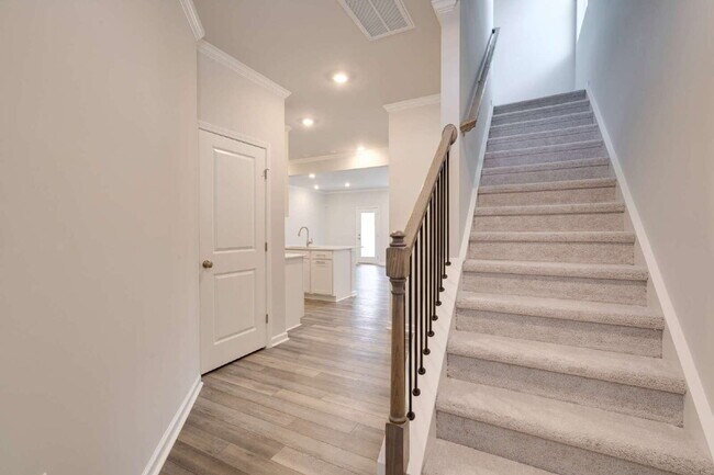 Building Photo - End-unit 3 bedroom townhome with Screened Porch!