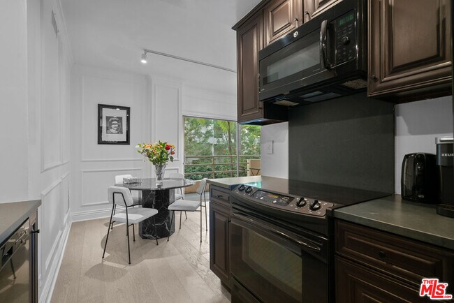 Building Photo - 1131 Alta Loma Rd