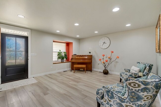 Building Photo - Beautiful 5-Bedroom Home in Sandy!