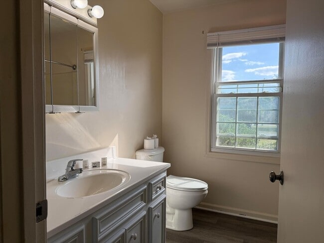 Building Photo - 1101 Lakeview Pl