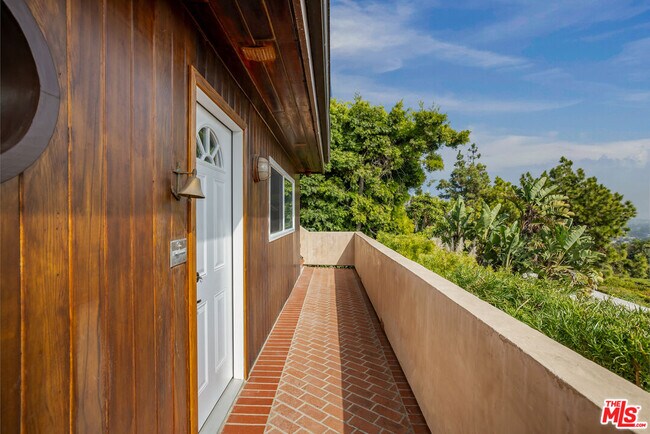 Building Photo - 620 Resolano Dr