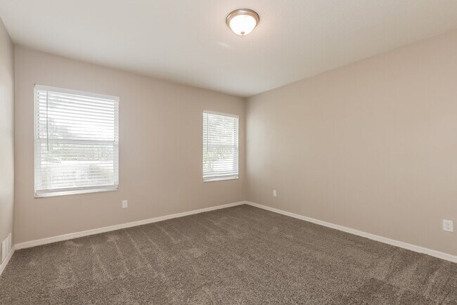 Building Photo - 910 Clearcreek Dr