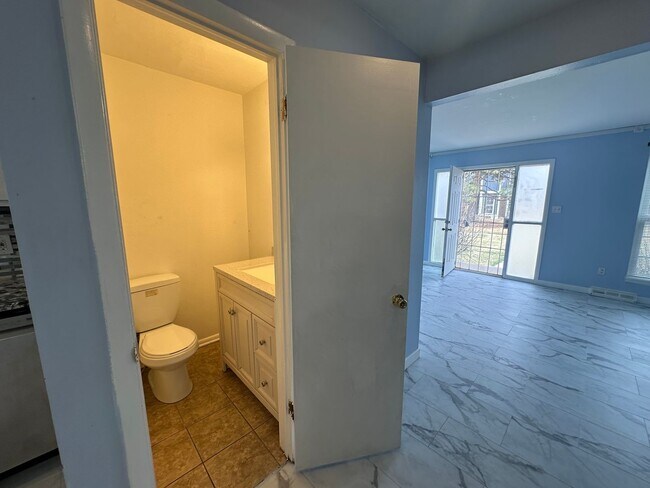 Building Photo - Long Realty & Property Management LLC - 4 bedroom 2.5 Bathroom in Aurora