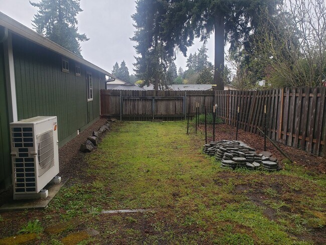Building Photo - Adorable One-Level House with Huge Backyard in Vancouver!