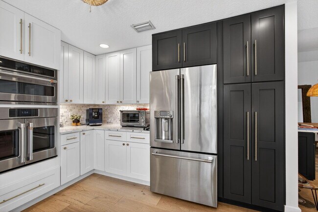 Building Photo - 12897 La Rochelle Cir