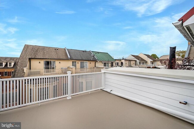 Building Photo - 420 Cook St