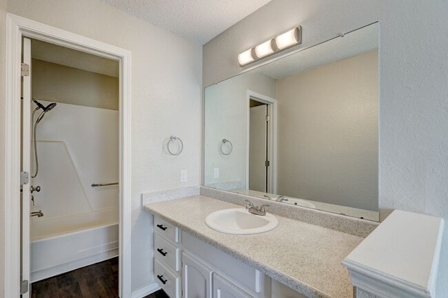 Building Photo - Home Like Living at Apartment Prices
