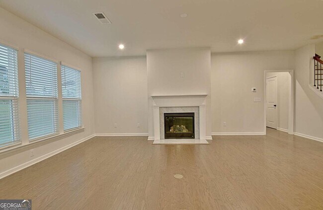 Building Photo - 504 Albertson Ave