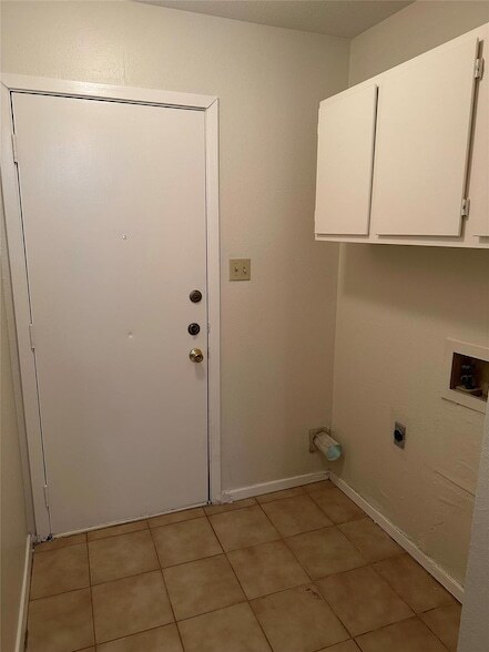 Building Photo - 8703 Piney Point Dr