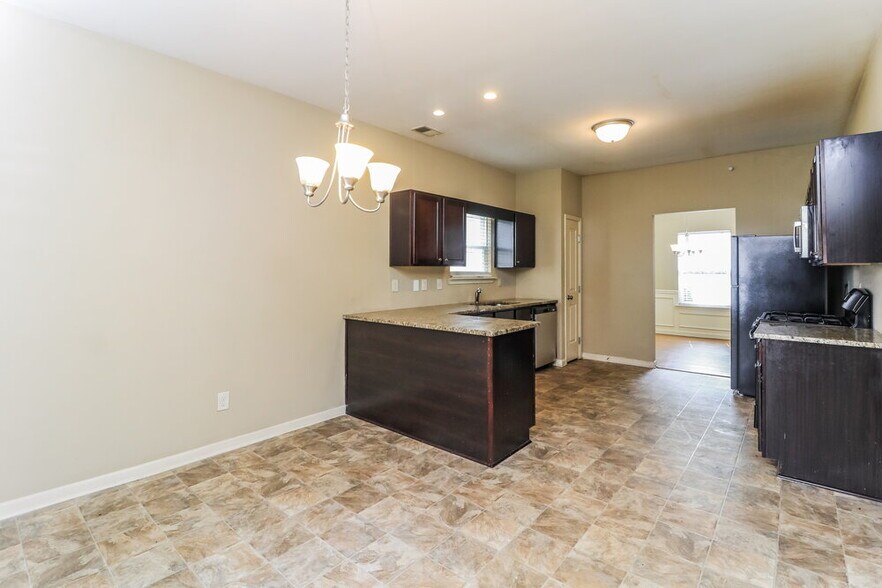 Building Photo - 66 Crescent Woode Way