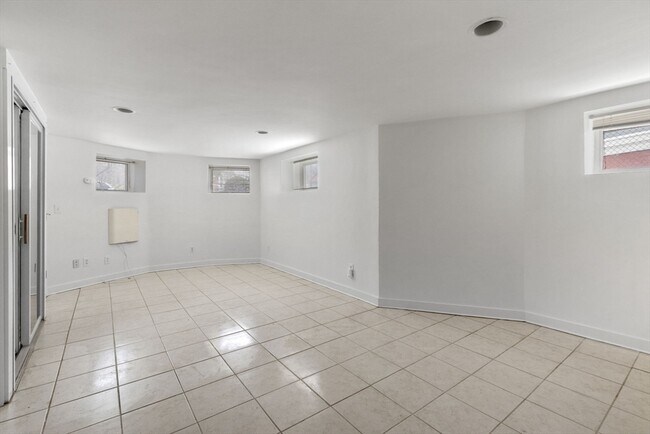 Building Photo - 114 Trowbridge St