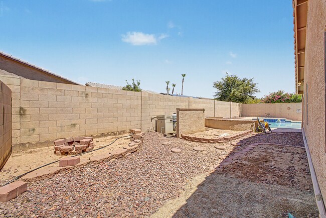 Building Photo - 3103 N Meadow Ln