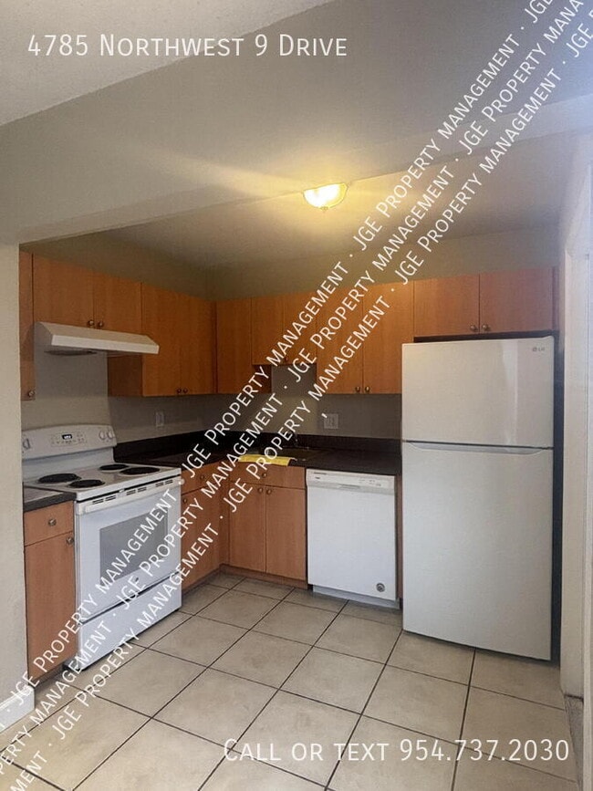 Building Photo - 4785 NW 9th Dr