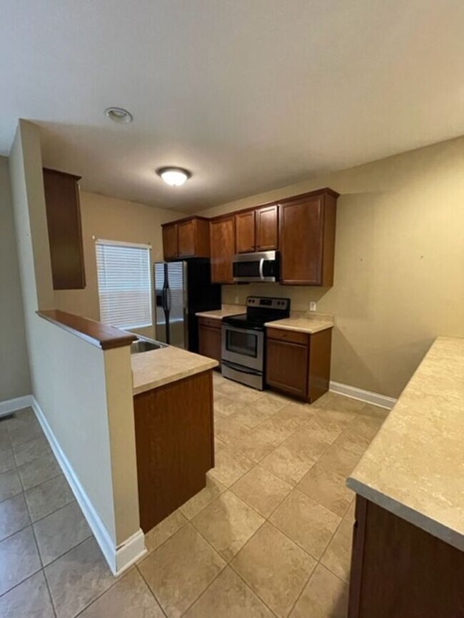 Building Photo - Spacious 3 Bed/ 3 Bath Townhome with two A...