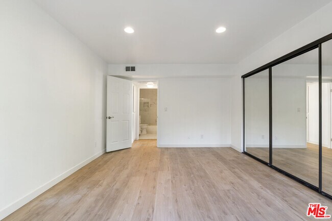 Building Photo - 13046 Moorpark St