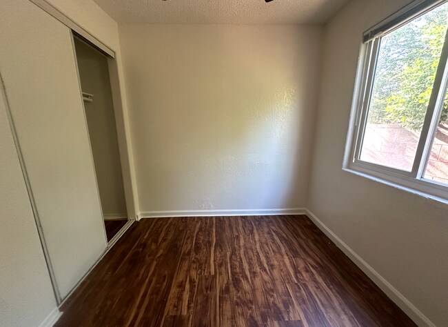 Building Photo - Charming 1 Bed 1 Bath Unit - Move in Speci...