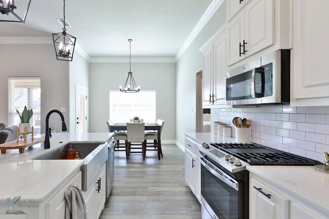 Building Photo - 4 bedroom, EXECUTIVE RENTAL!