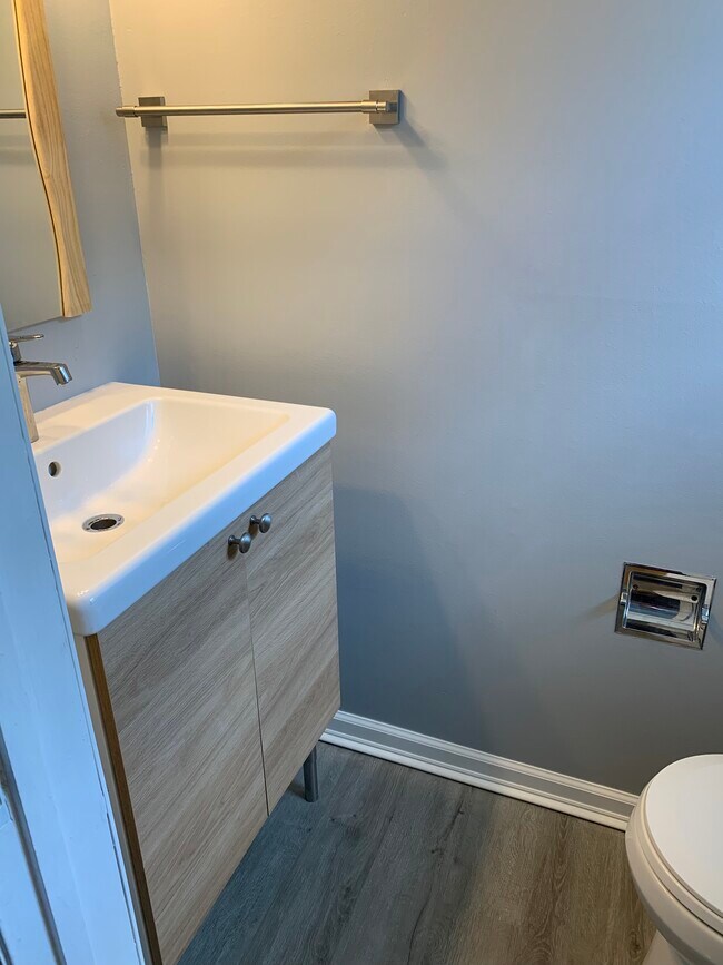 Building Photo - 121 E Gate Ln