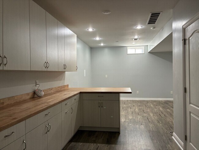 Building Photo - **Summer Ending BUT This Home is HOT**
