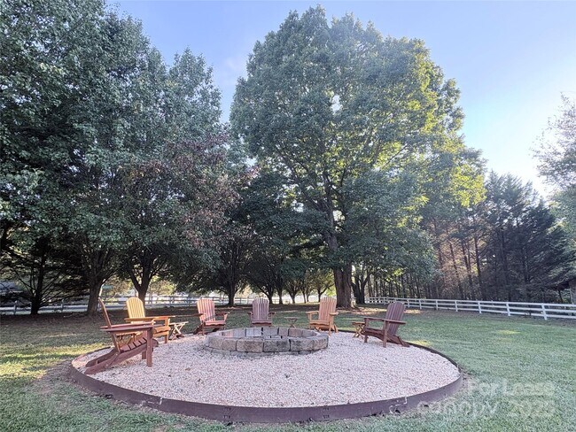 Building Photo - 7901 Saddleview Ct