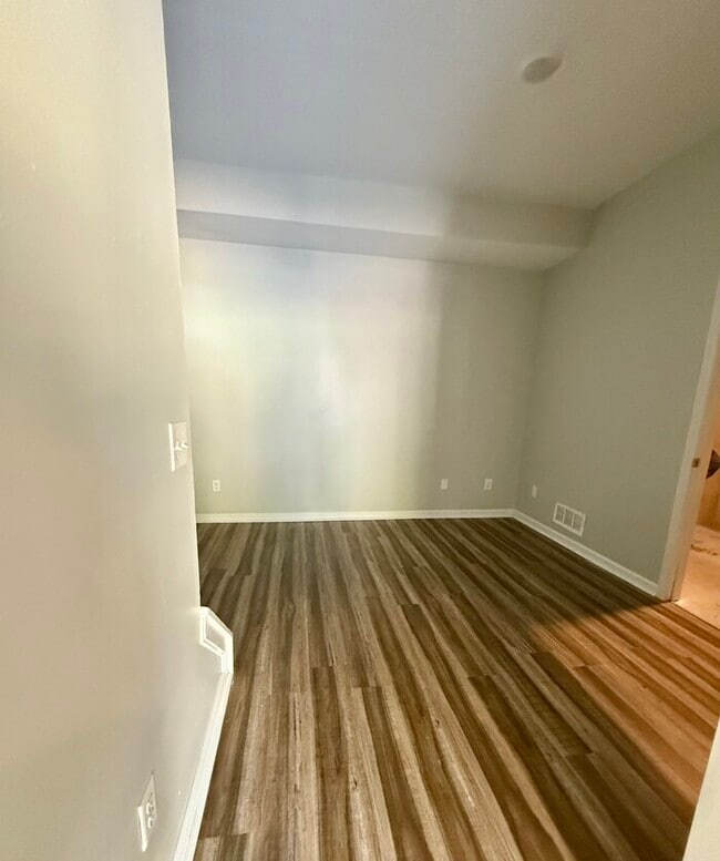 Building Photo - Townhome