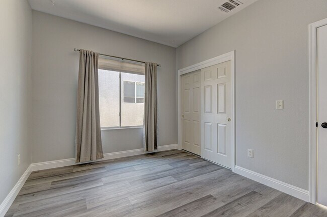 Building Photo - 180 Degree elevated views from a quiet str...