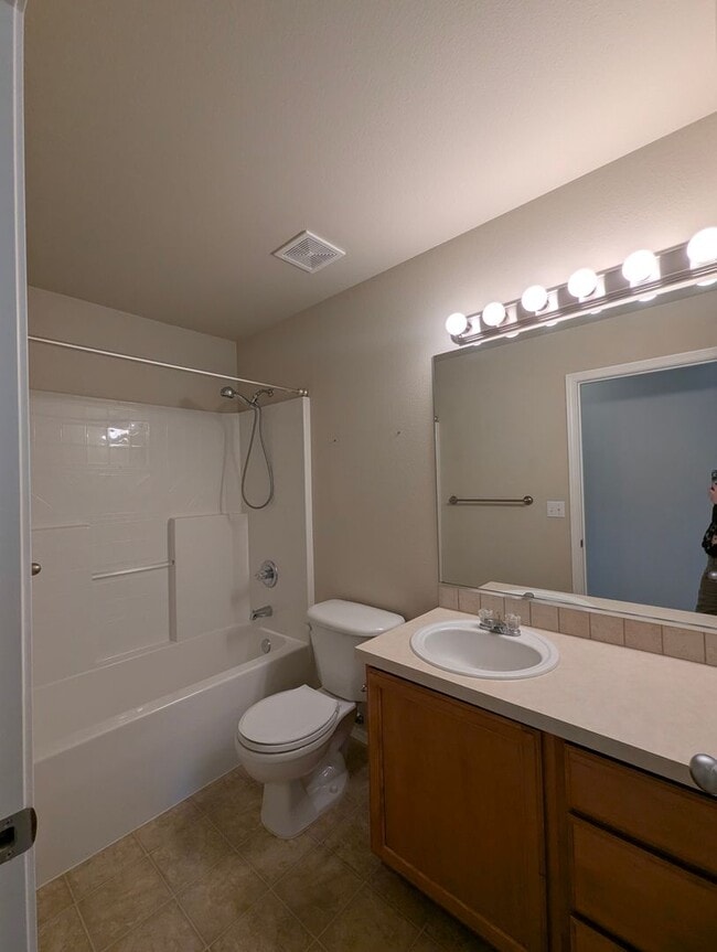 Building Photo - Three Bedroom, 2 Bath Home with New Carpet...