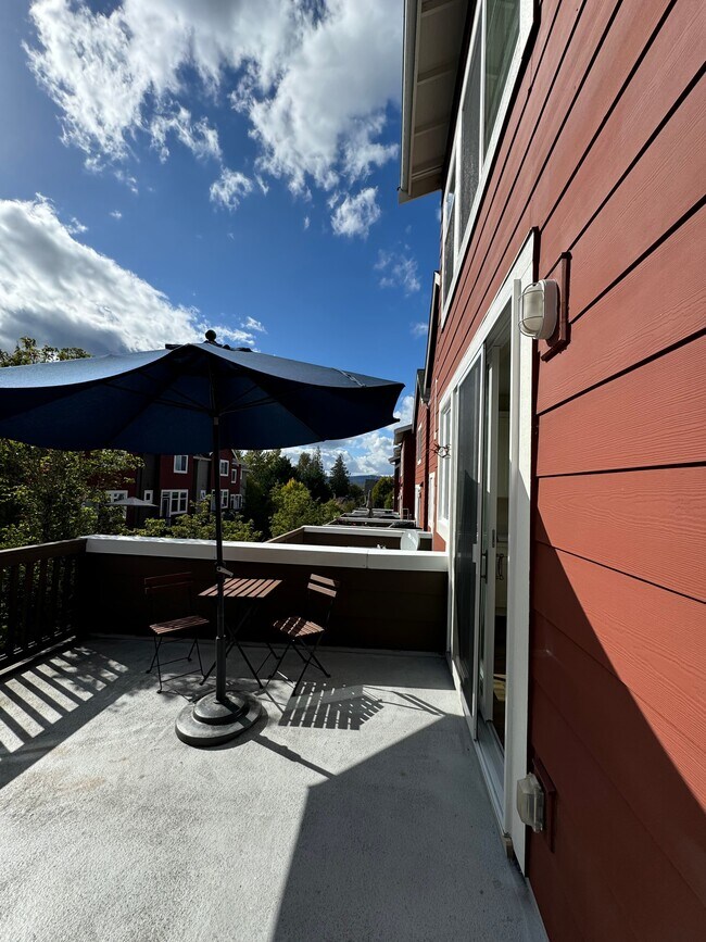 Building Photo - 2455 NE Park Dr