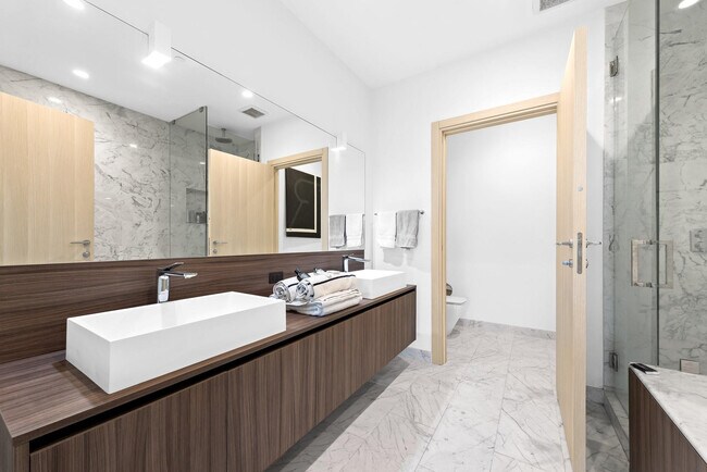 Building Photo - 1000 Brickell Plaza