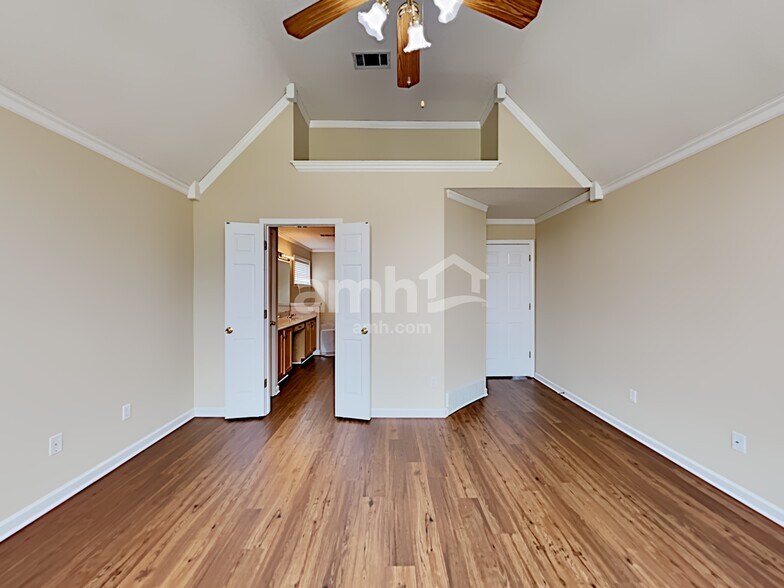 Building Photo - 9997 Woodland Grove Dr