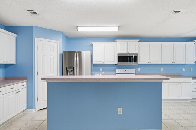 Building Photo - 2490 Pepper Dr