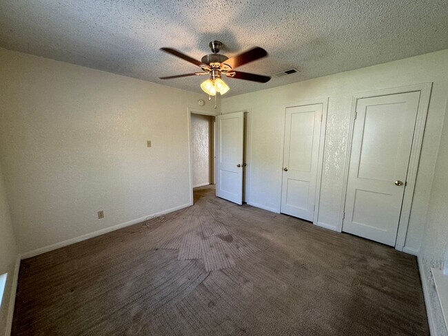 Building Photo - 708-708 Carrie Ave