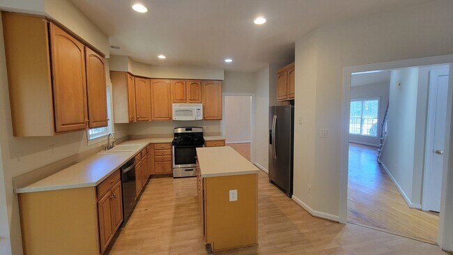 Building Photo - Stunning and Spacious 5 Bed 4 Bath Colonia...