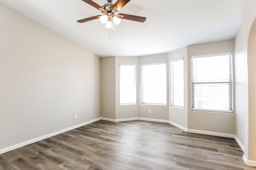 Building Photo - 9913 E Emelita Ave