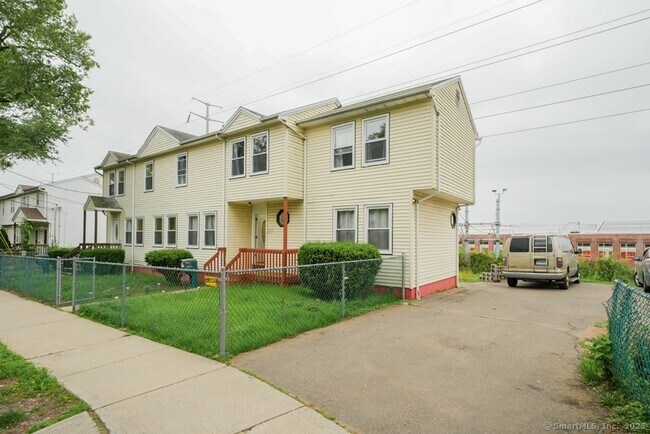 Building Photo - 377 Peck St