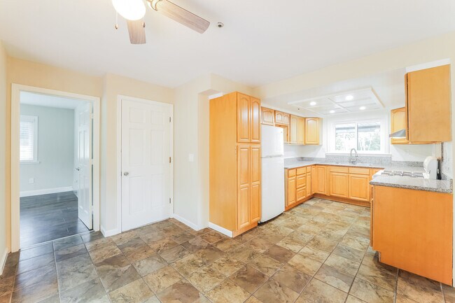 Building Photo - 105 Hampton Rd