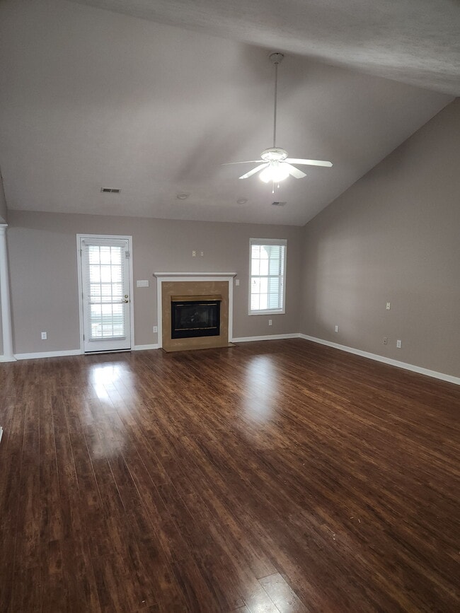 Building Photo - 886 Castlewood Dr