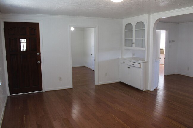 Building Photo - Three Bedroom, One Bathroom Single Family Home in Isleton.