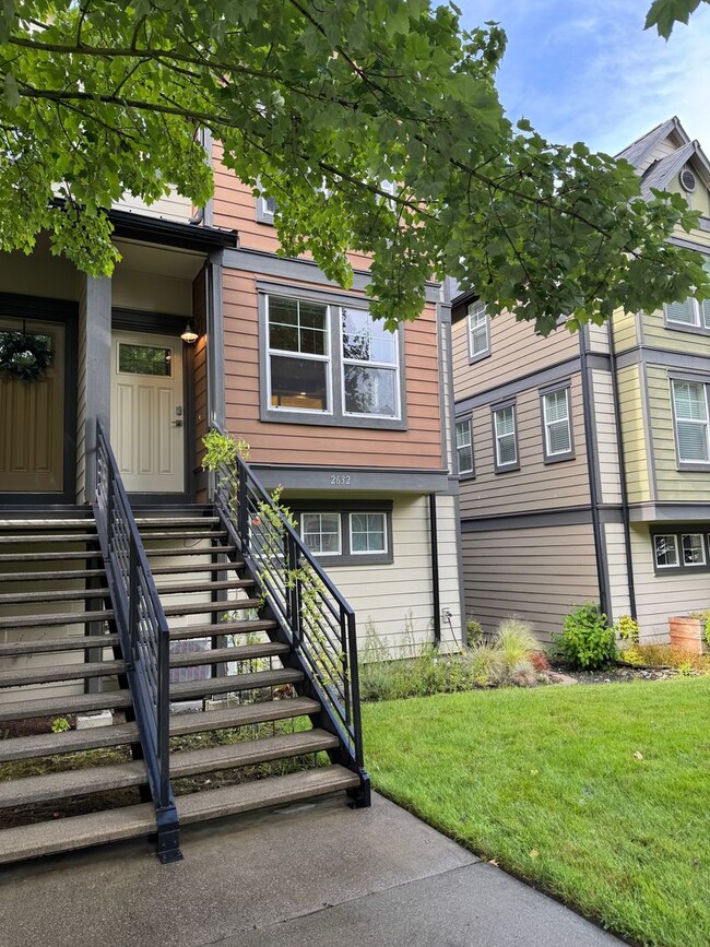 Building Photo - Amazing 2Bed/2.5 Bath Townhome in West Seattle!